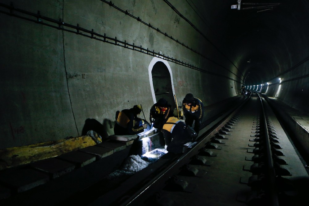 富川铁路运营隧道病害现状